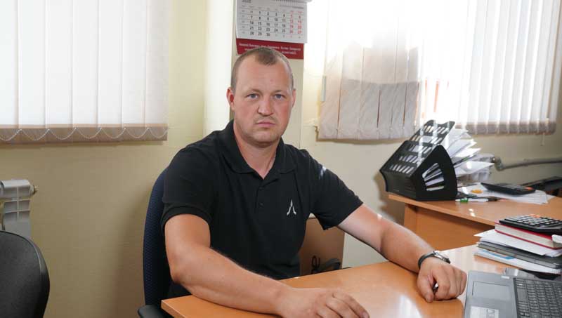 офис за столом