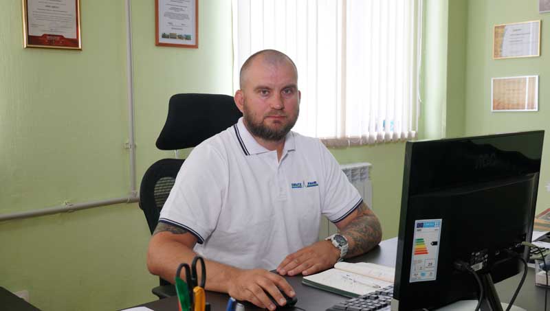 сотрудник в офисе 1